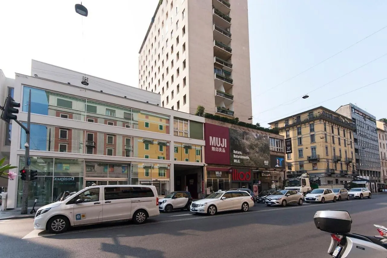 Apartment Luxury Designer Space In Shopping District Milan Italy